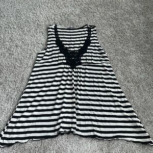 Cha Cha Vente large black and white striped tank. Very flowy and lightweight.
